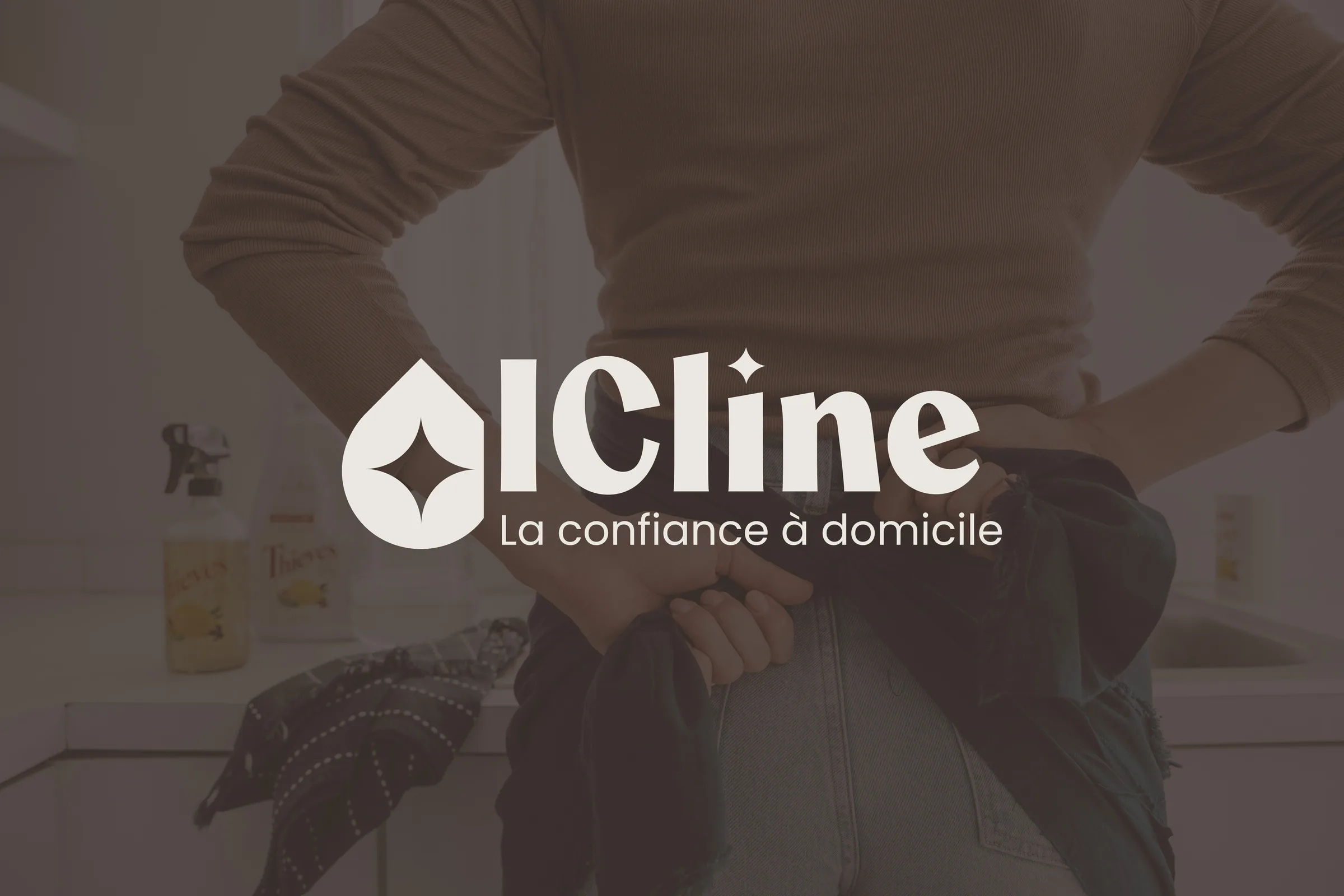 Logo Icline en crème sur une photo d'intervenante à domicile