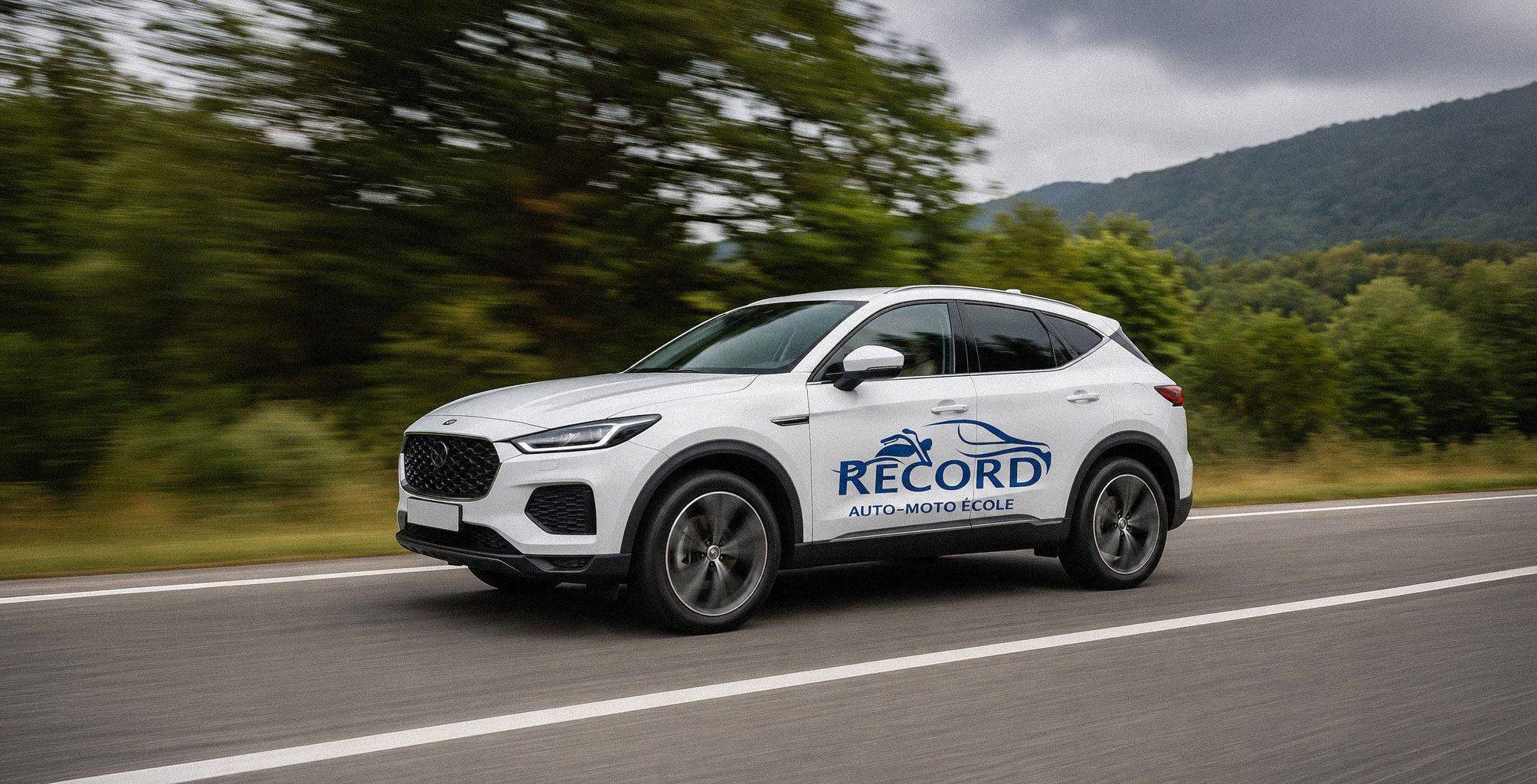 Voiture de l'auto-école floquée RECORD sur la route